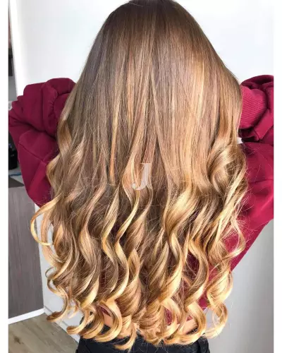 Foto di donna con capelli lunghi biondo chiaro dorato