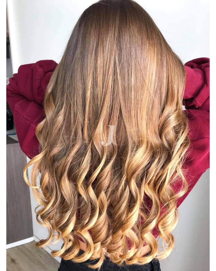 Foto di donna con capelli lunghi biondo chiaro dorato