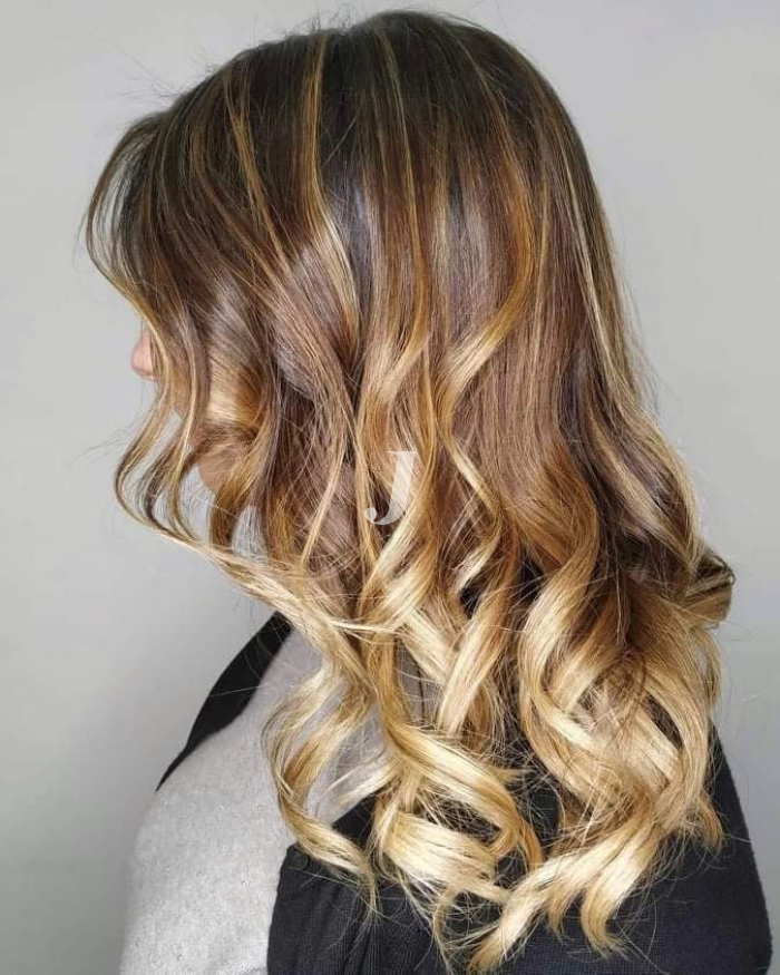 Foto di donna con capelli lunghi biondo chiaro dorato