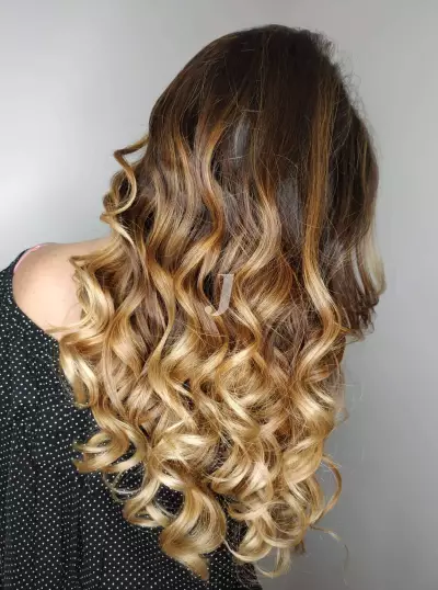 Foto di donna con capelli lunghi biondo chiaro dorato