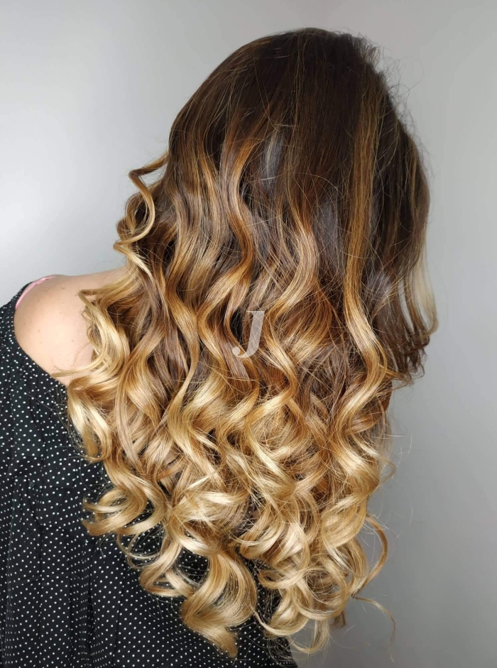 Foto di donna con capelli lunghi biondo chiaro dorato