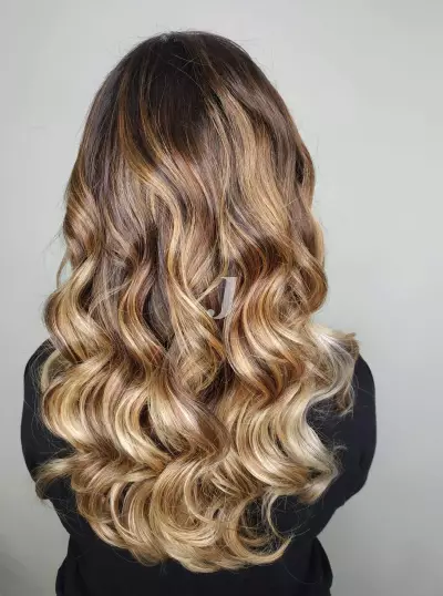 Foto di donna con capelli lunghi biondo chiaro dorato