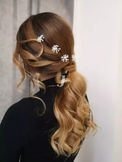 Foto di donna con capelli lunghi biondo chiaro dorato