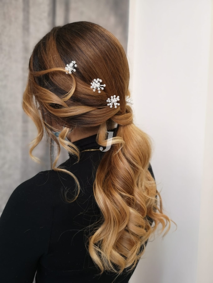 Foto di donna con capelli lunghi biondo chiaro dorato