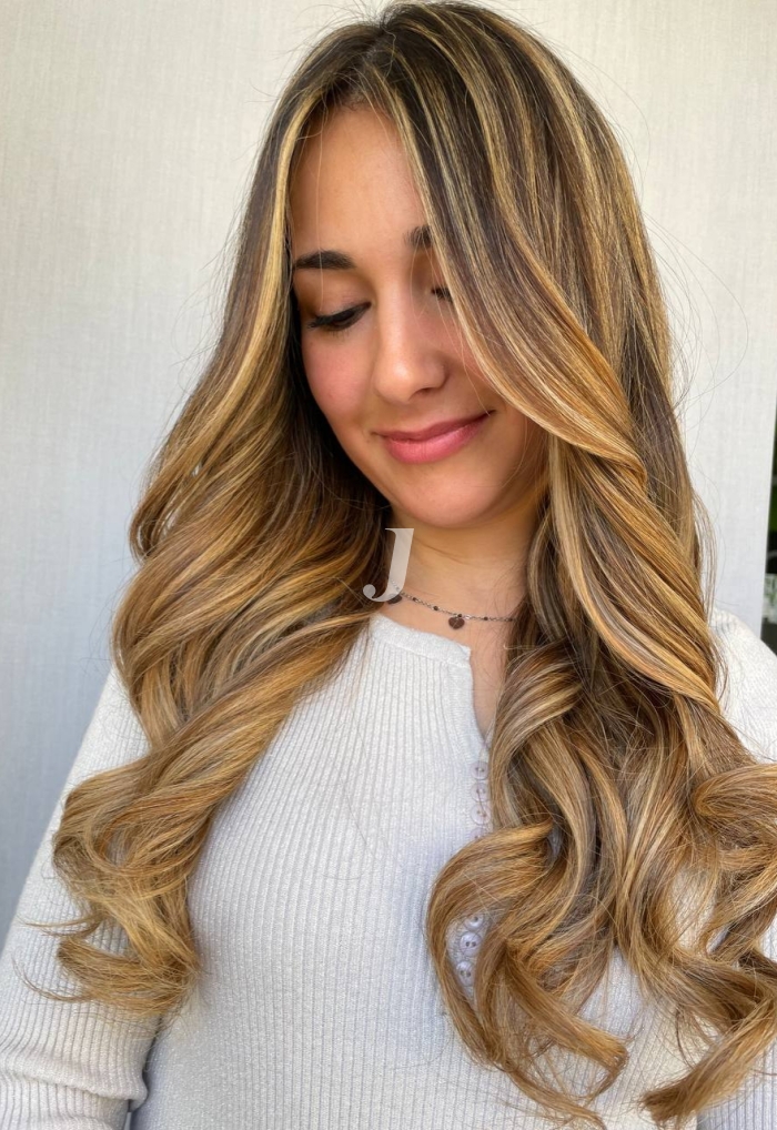 Foto di donna con capelli lunghi biondo chiaro dorato