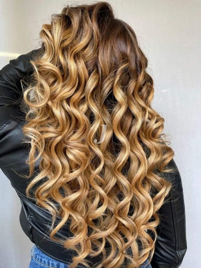 Foto di donna con capelli lunghi biondo chiaro dorato