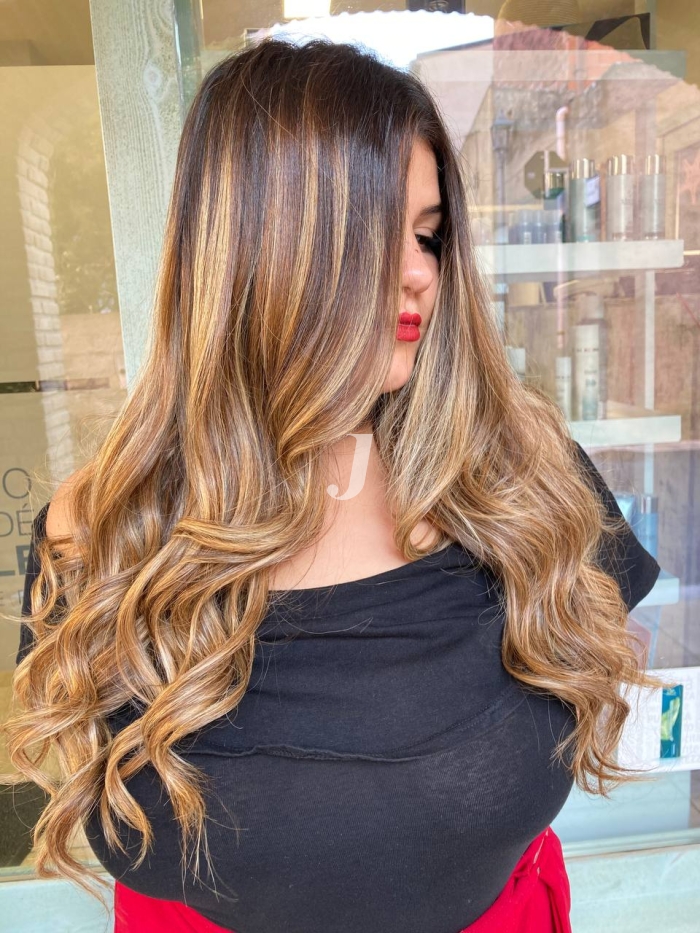 Foto di donna con capelli lunghi biondo chiaro dorato