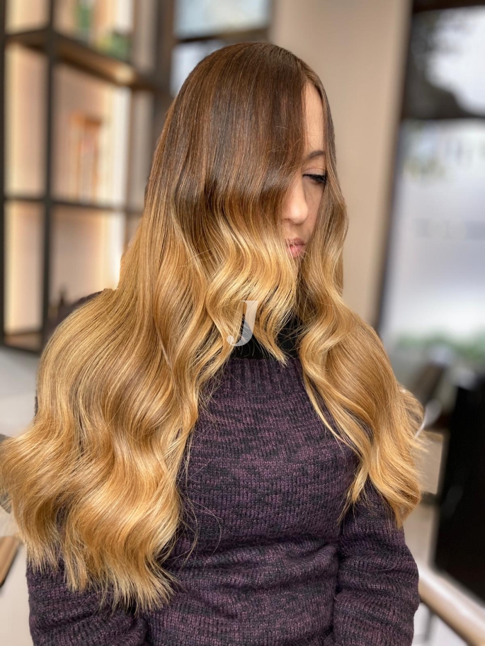 Foto di donna con capelli lunghi biondo chiaro dorato