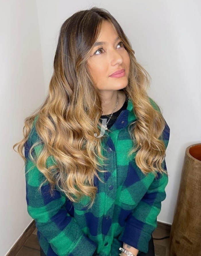 Foto di donna con capelli lunghi biondo chiaro dorato