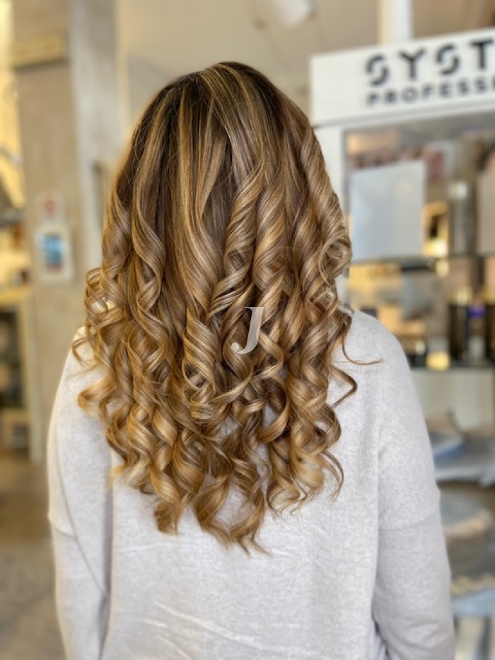 Foto di donna con capelli lunghi biondo chiaro dorato