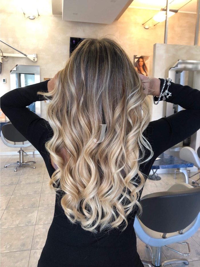 Foto di donna con capelli lunghi biondo chiaro dorato