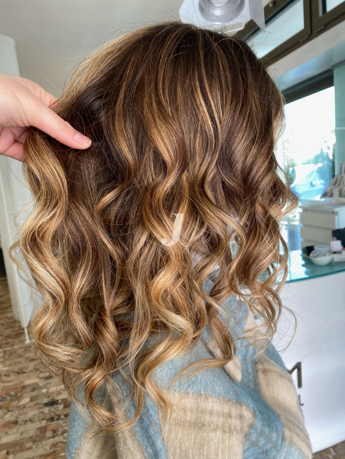 Foto di donna con capelli lunghi biondo chiaro dorato