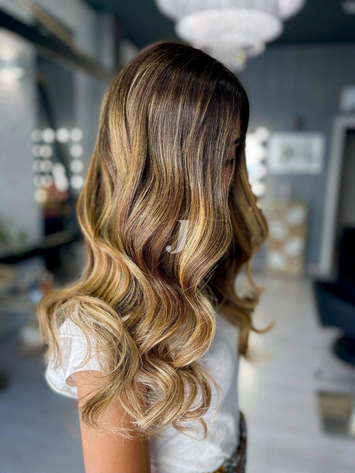 Foto di donna con capelli lunghi biondo chiaro dorato