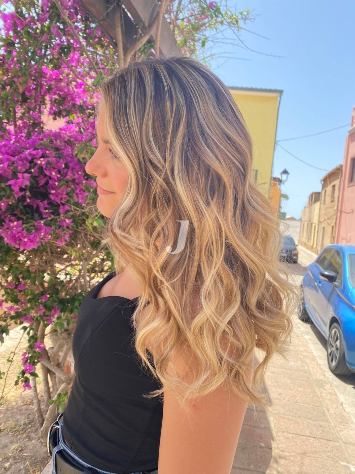 Foto di donna con capelli lunghi biondo chiaro dorato