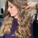 Foto di donna con capelli lunghi biondo chiaro sabbia