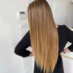 Foto di donna con capelli lunghi biondo chiaro sabbia