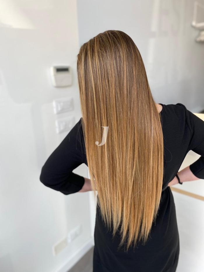 Foto di donna con capelli lunghi biondo chiaro sabbia