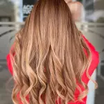 Foto di donna con capelli lunghi biondo chiaro sabbia