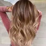 Foto di donna con capelli lunghi biondo chiaro sabbia