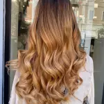 Foto di donna con capelli lunghi biondo chiaro sabbia