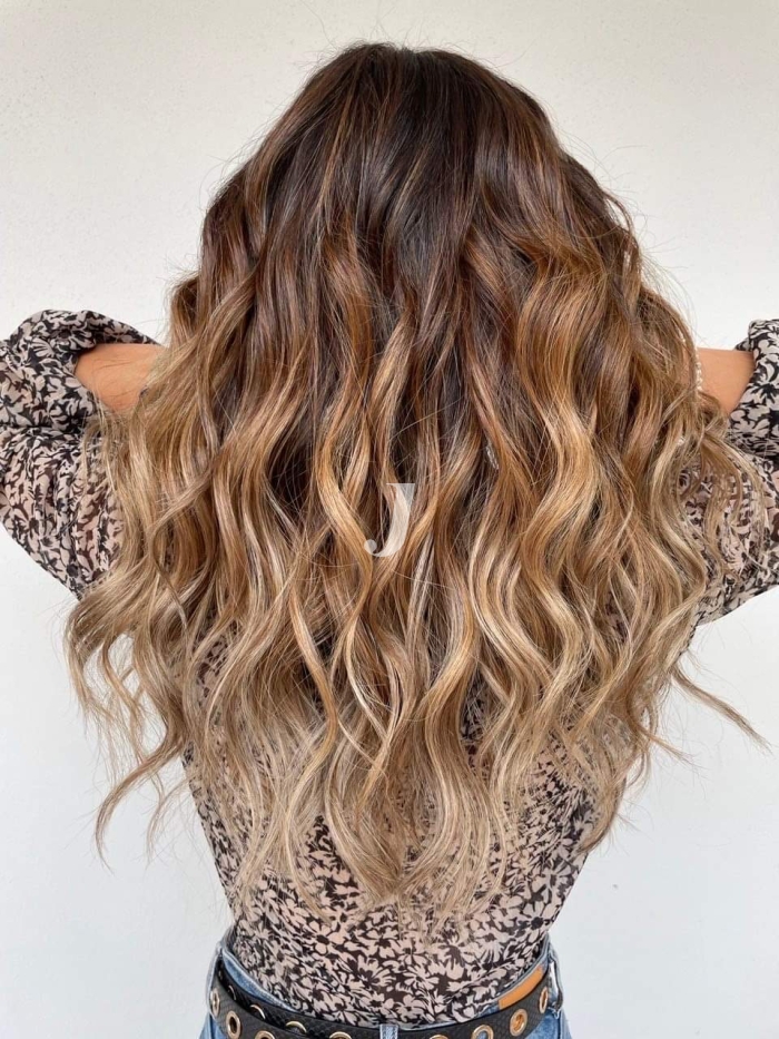 Foto di donna con capelli lunghi biondo chiaro sabbia