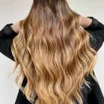 Foto di donna con capelli lunghi biondo chiaro sabbia