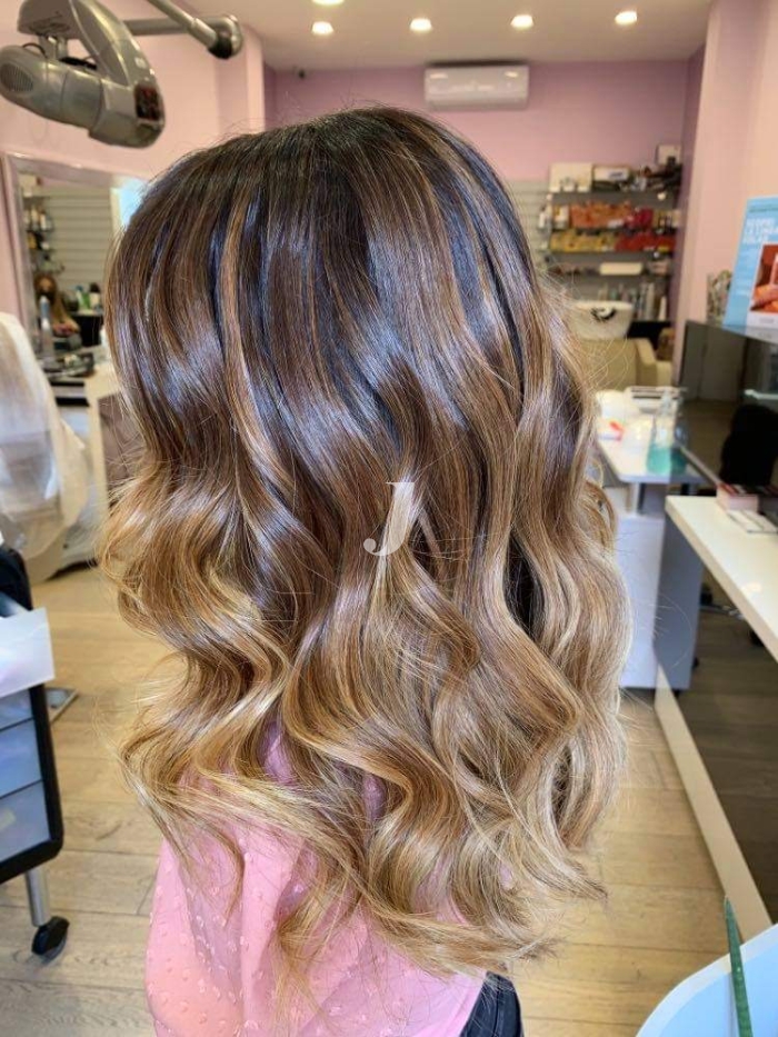 Foto di donna con capelli lunghi biondo chiaro sabbia