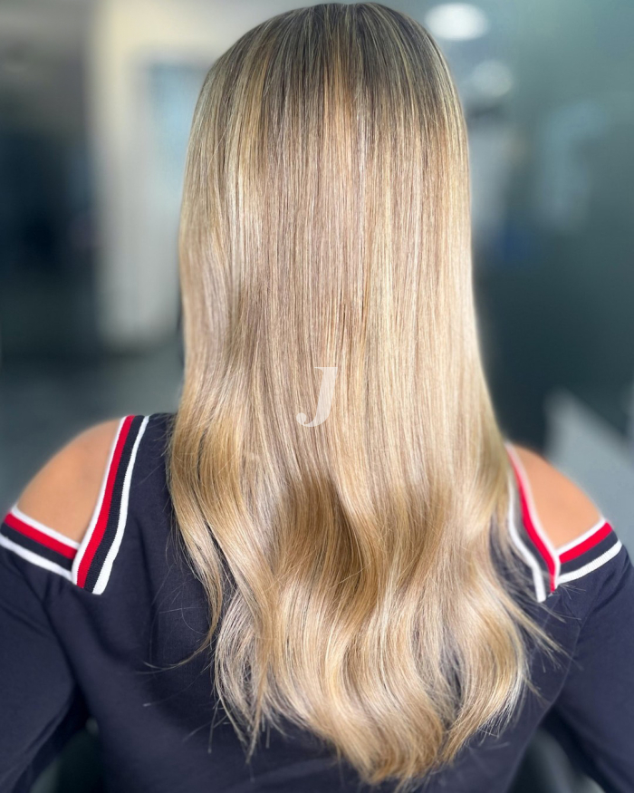 Foto di donna con capelli lunghi biondo chiaro sabbia