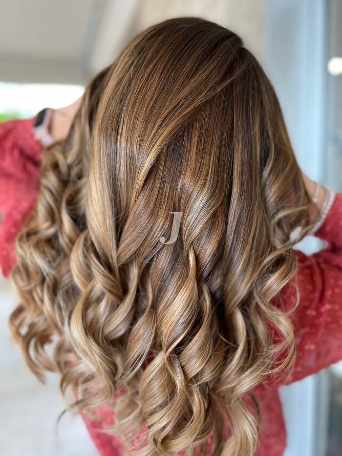 Foto di donna con capelli lunghi biondo chiaro sabbia