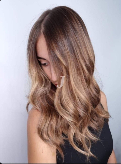 Foto di donna con capelli lunghi biondo chiaro sabbia