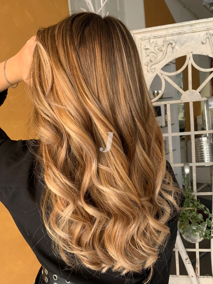 Foto di donna con capelli lunghi biondo chiaro sabbia