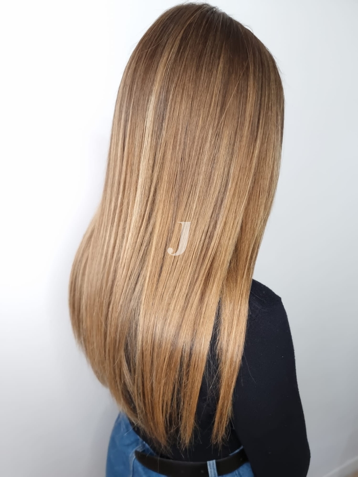 Foto di donna con capelli lunghi biondo chiaro sabbia