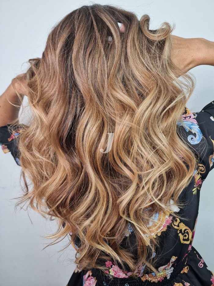 Foto di donna con capelli lunghi biondo chiaro sabbia