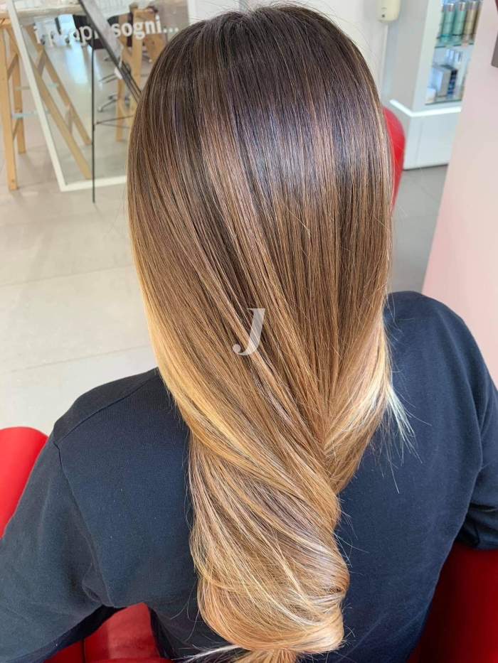 Foto di donna con capelli lunghi biondo chiaro sabbia