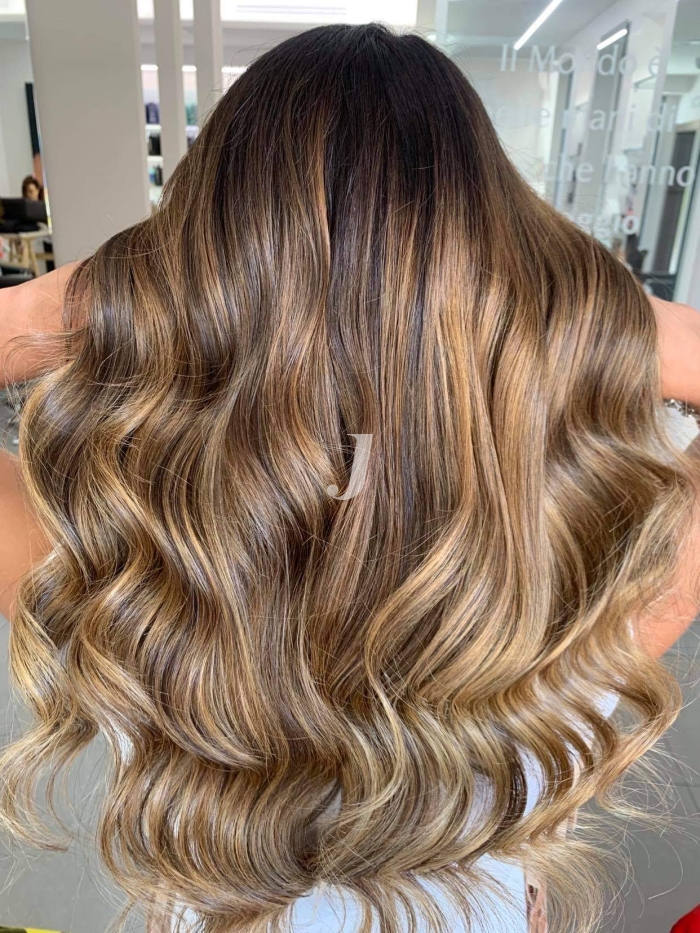 Foto di donna con capelli lunghi biondo chiaro sabbia