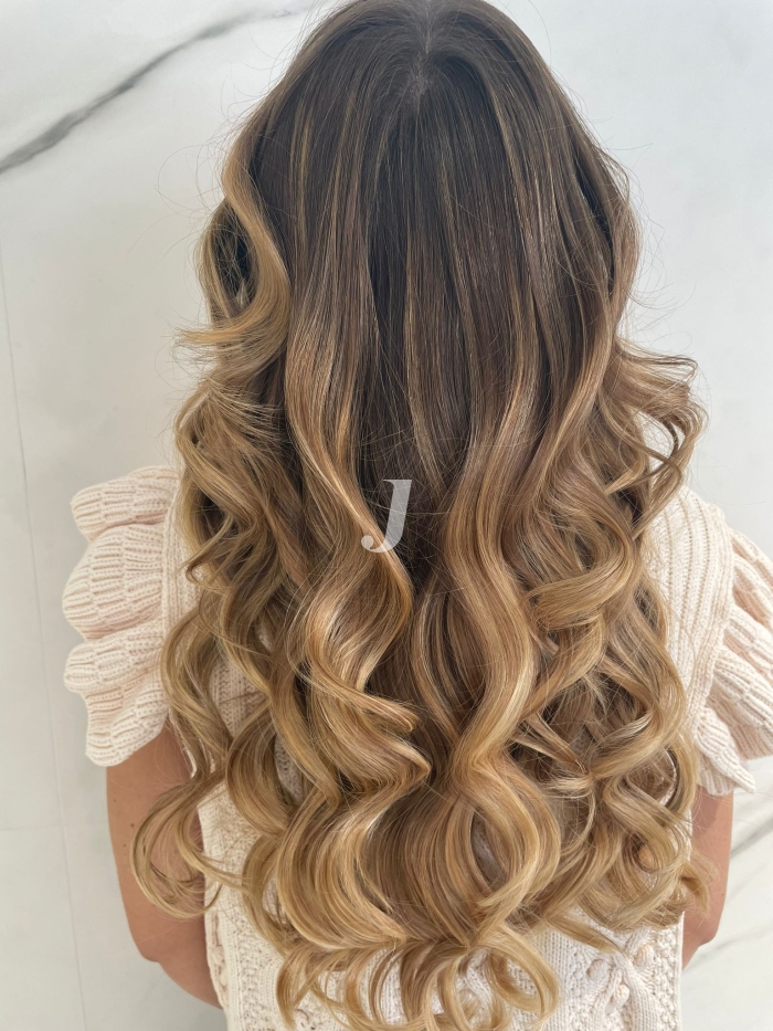 Foto di donna con capelli lunghi biondo chiaro sabbia