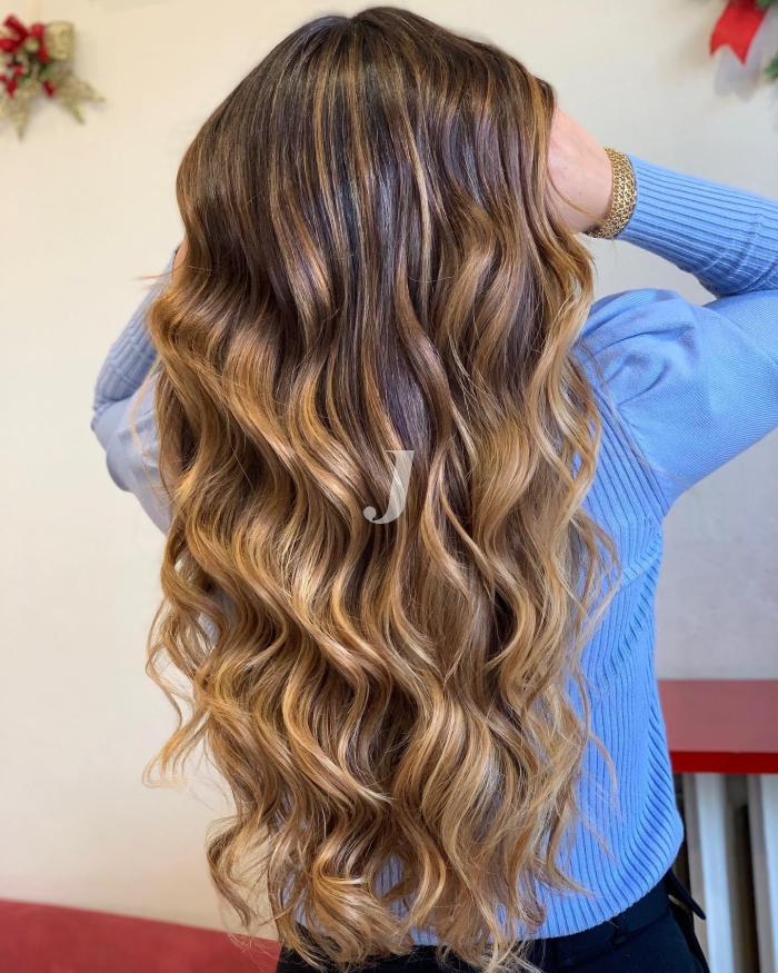 Foto di donna con capelli lunghi biondo chiaro sabbia