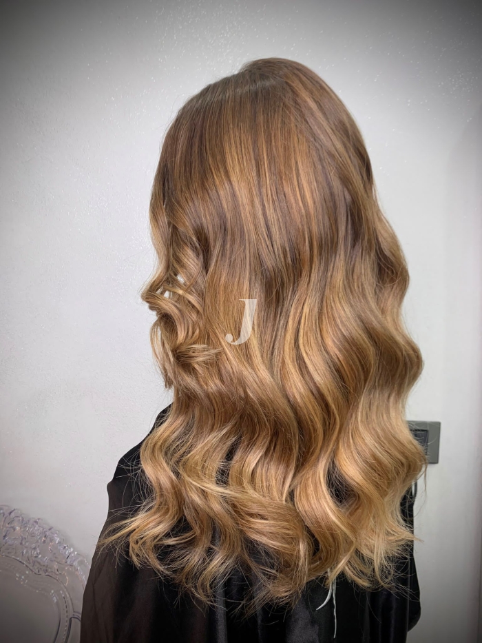 Foto di donna con capelli lunghi biondo chiaro sabbia