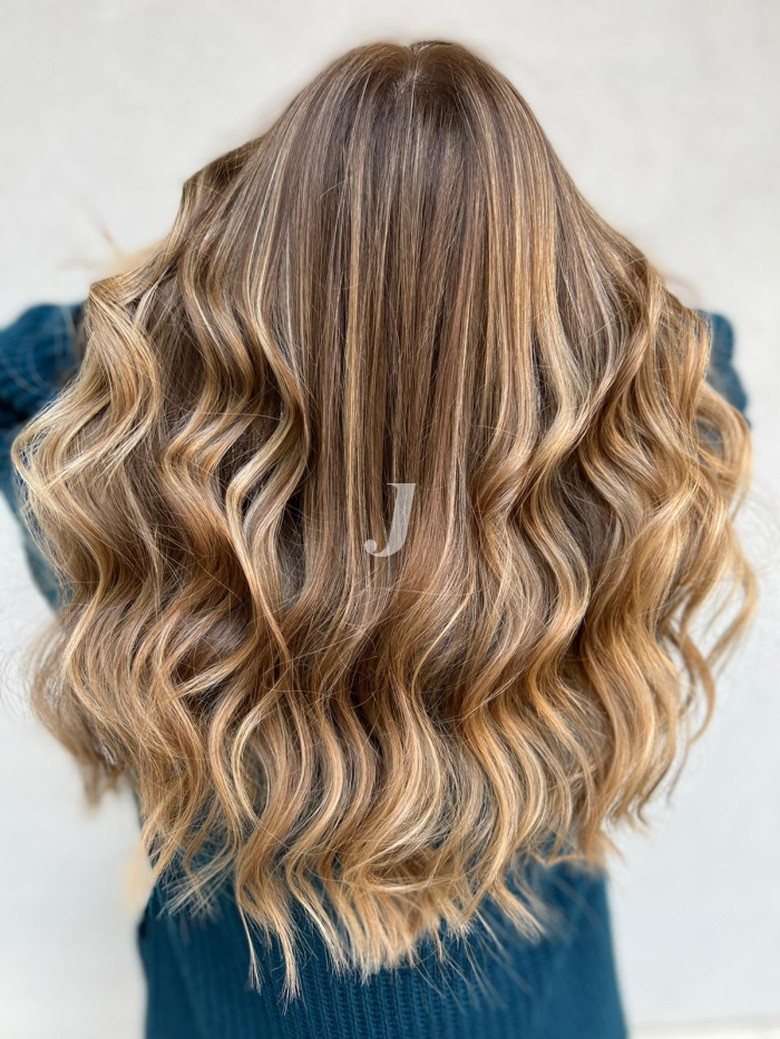 Foto di donna con capelli lunghi biondo chiaro sabbia