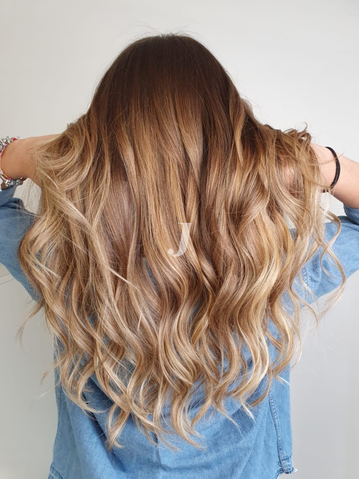 Foto di donna con capelli lunghi biondo chiaro sabbia