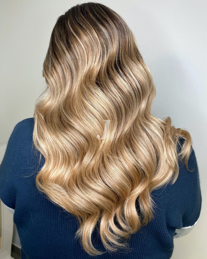 Foto di donna con capelli lunghi biondo chiaro sabbia