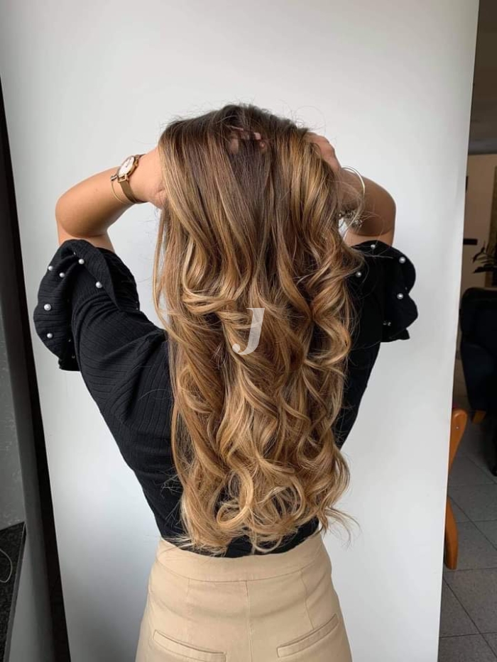 Foto di donna con capelli lunghi biondo chiaro sabbia