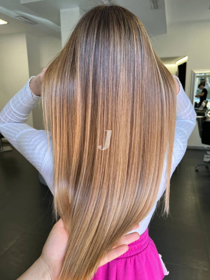 Foto di donna con capelli lunghi biondo chiaro sabbia