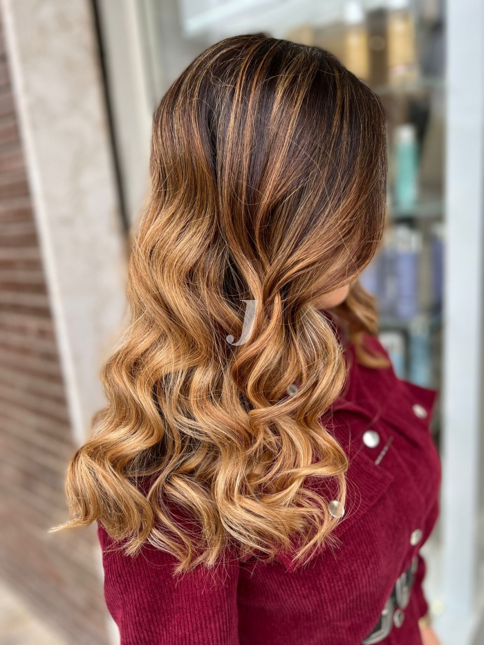 Foto di donna con capelli lunghi biondo chiaro sabbia