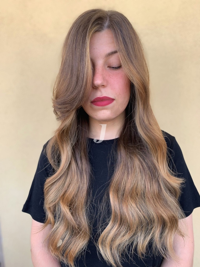 Foto di donna con capelli lunghi biondo chiaro sabbia