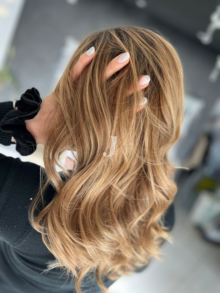 Foto di donna con capelli lunghi biondo chiaro sabbia