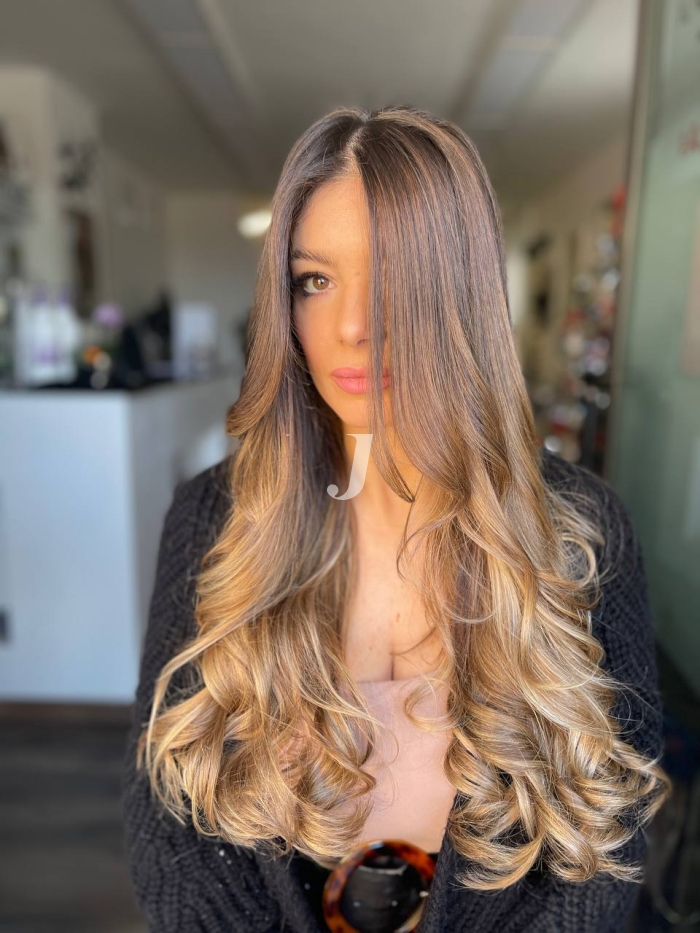 Foto di donna con capelli lunghi biondo chiaro sabbia