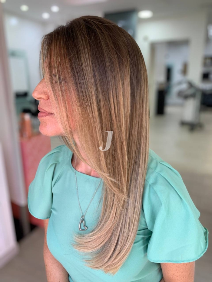 Foto di donna con capelli lunghi biondo chiaro sabbia