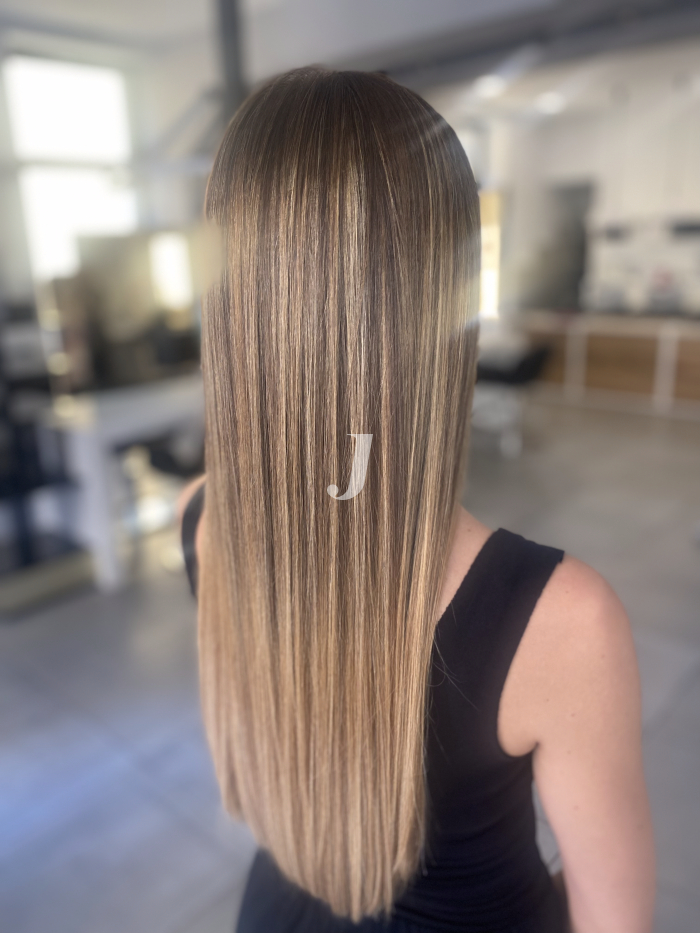 Foto di donna con capelli lunghi biondo chiaro sabbia