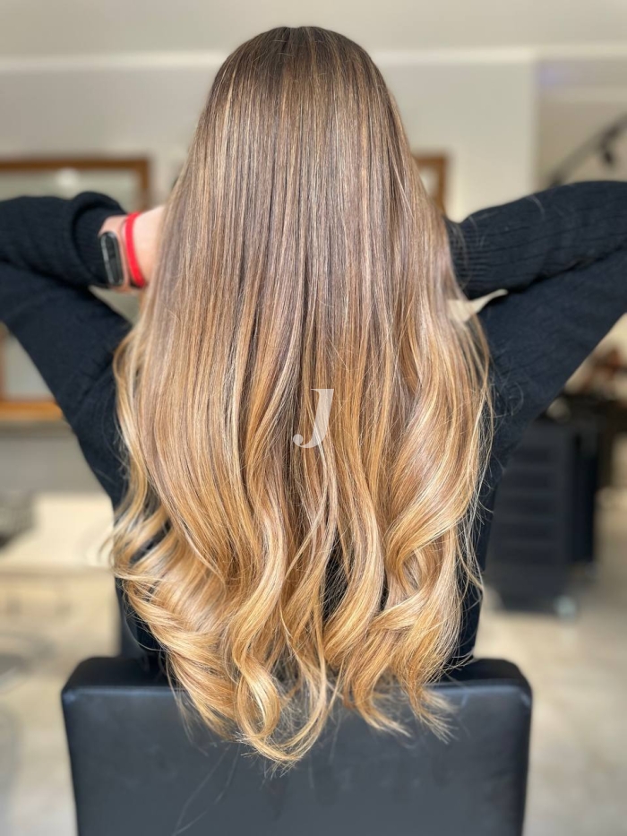 Foto di donna con capelli lunghi biondo chiaro sabbia